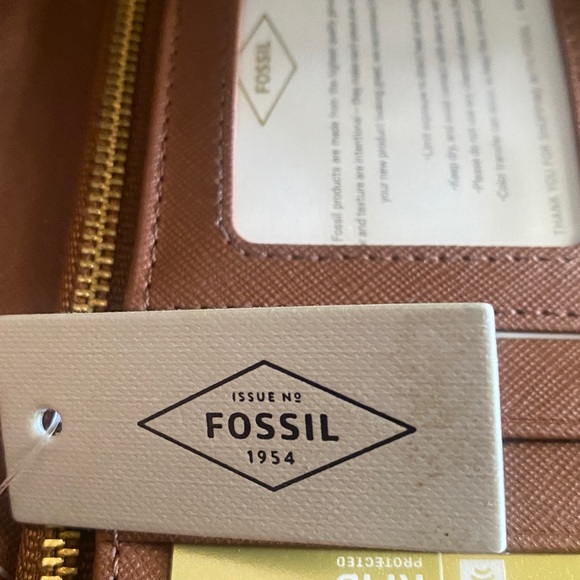 Fossil NWT Red Leather zip around wristlet and Wallet - Picture 7 of 7